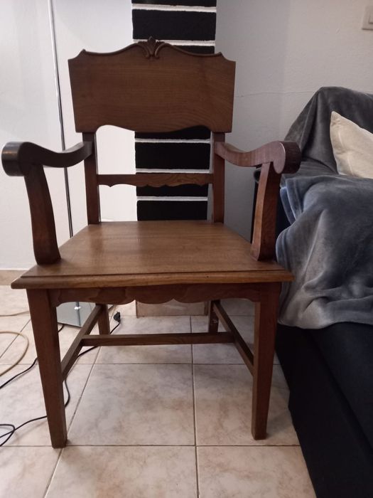 Conjunto de mesa com cadeiras.