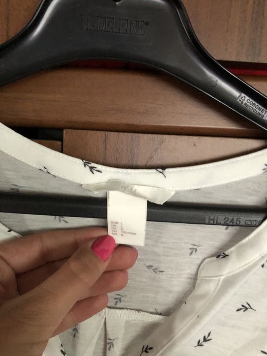 bluzka koszulowa H&M jasna elegancka basic na codzień w liście