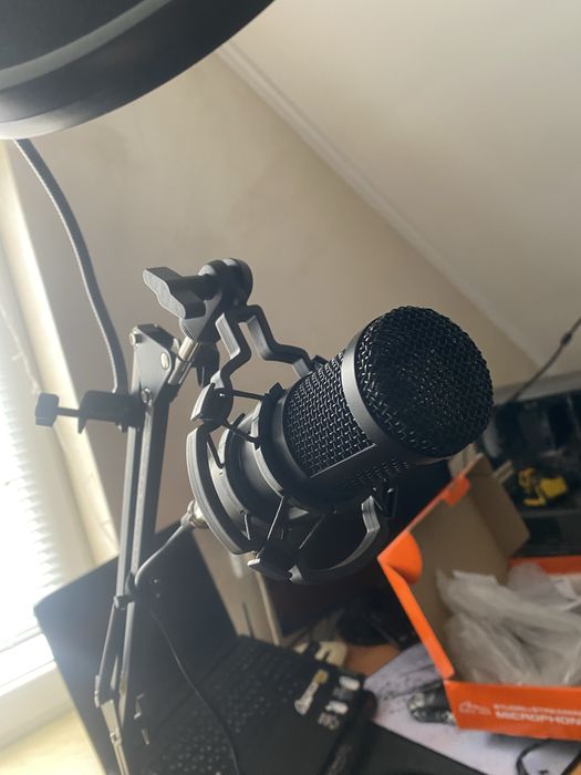 Продам студійний мікрофон media tech