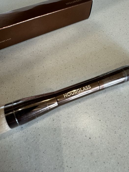 Пензлик для макіяжу Hourglass Veil двосторонній пензель кисть