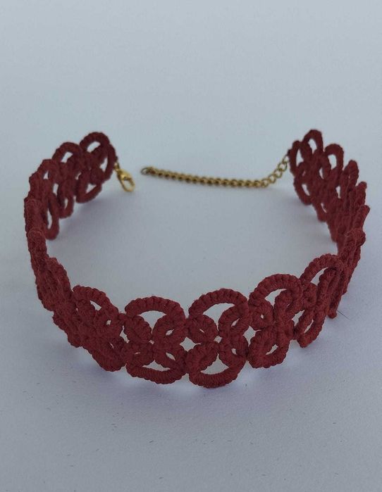 Gargantilha em frioleiras