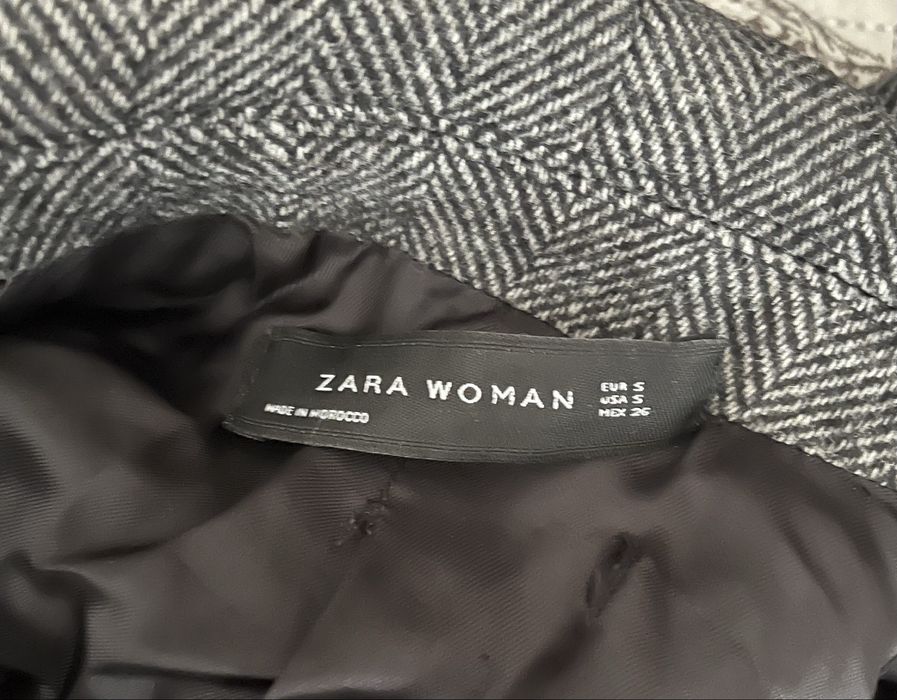 Czarno-biały dwurzędowy płaszcz damski w jodełkę Zara S