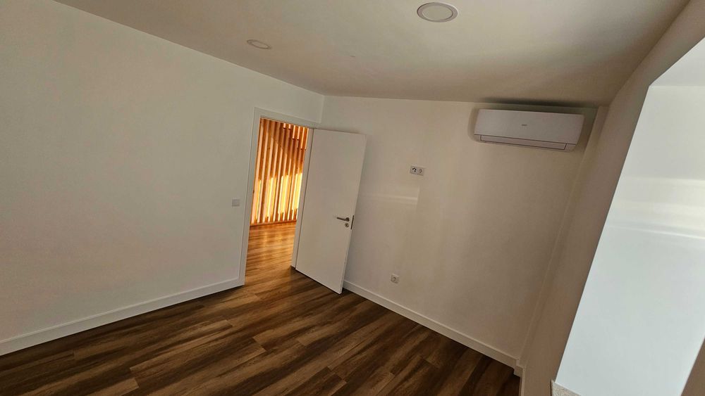 Moradia T3 recente com garagem, terraço e ar condicionado