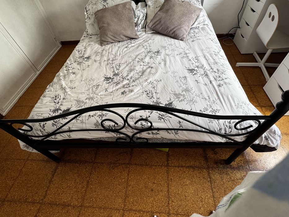 Cama de casal de ferro