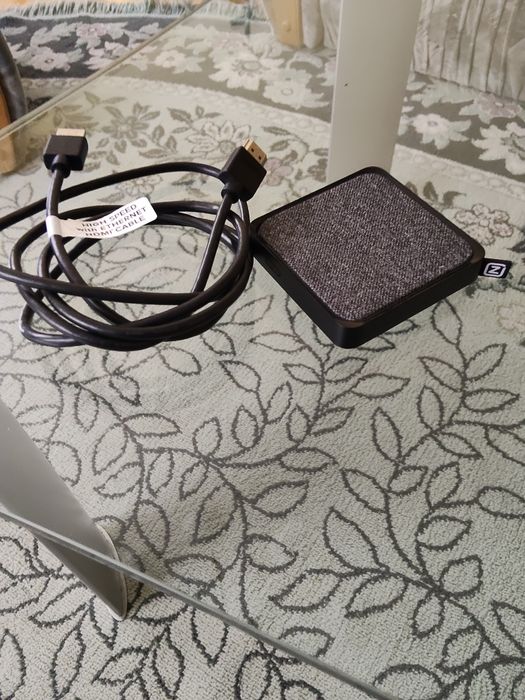 Dekoder TV 4K BOX jest kabel zasilający+ hdmi (brakuje pilota)