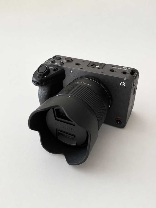 Sony FX30 + Viltrox AF 35mm f/1.7 + Bateria Original + Carregador