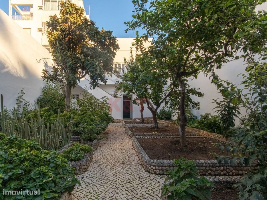 Moradia T4 remodelada com Jardim