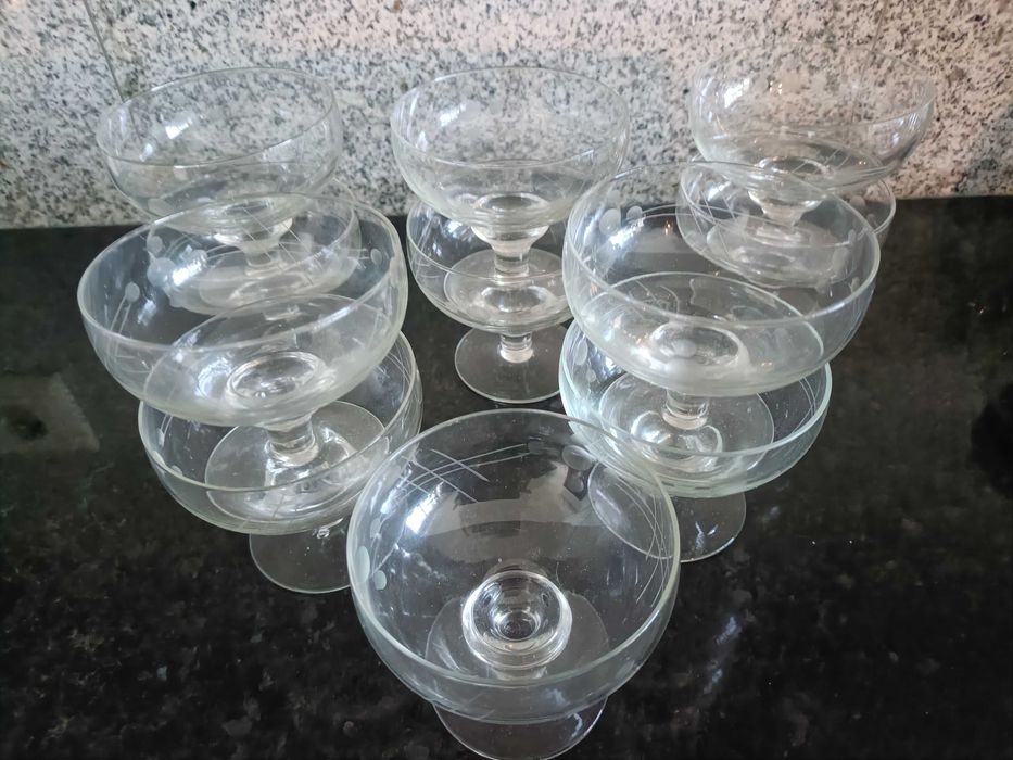 Taças de champanhe  vintage com uvas gravadas