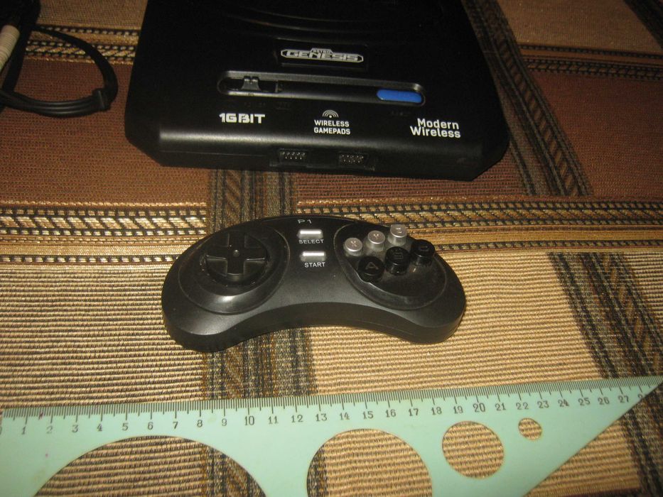 Приставка Genesis с беспроводным джойстиком и флэш-памятью.Рабочая.