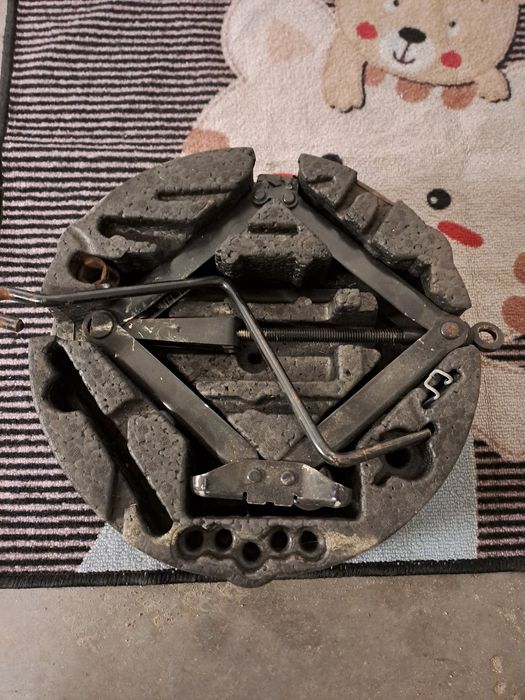 Podnośnik + klucz prawdopodobnie opel vectra c