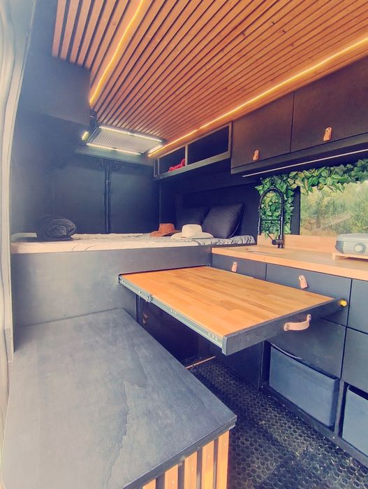 CamperVan artesanal — pronta para a aventura...