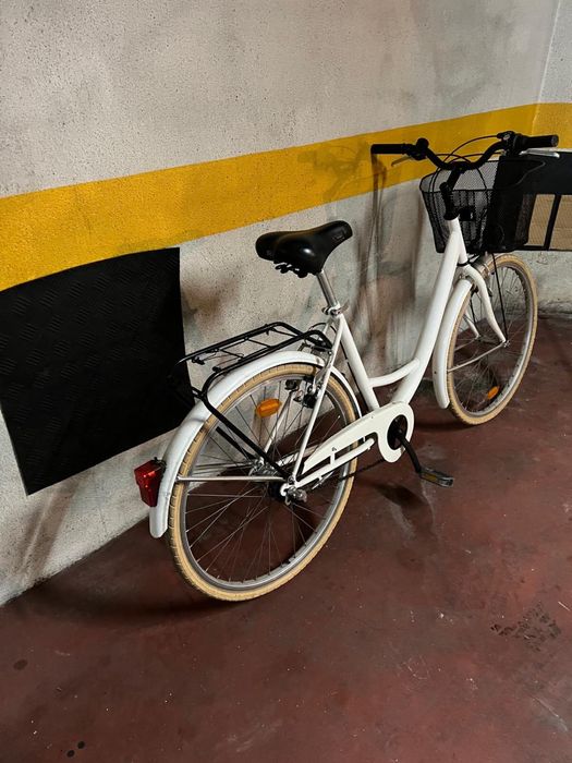 Bicicleta branca com cesto
