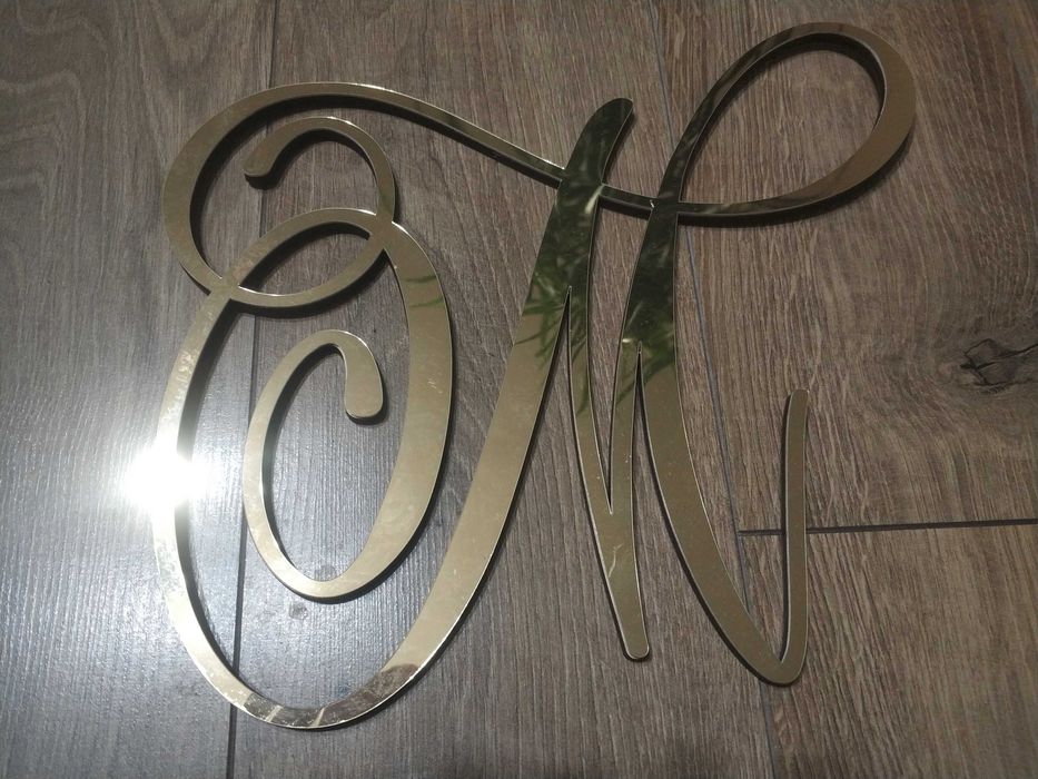 Dekoracyjne litery monogram P i M – złote, lustrzane, duże