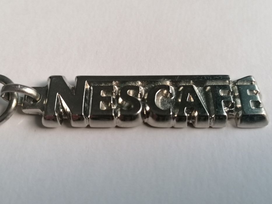 Porta-chaves em metal com publicidade à Nescafé