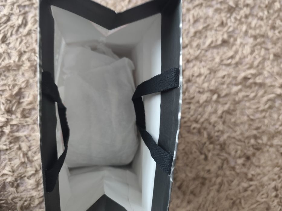 Lenço de senhora Guess novo.