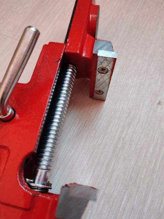 Тиски слесарные 60 мм INTERTOOL HT- 0054