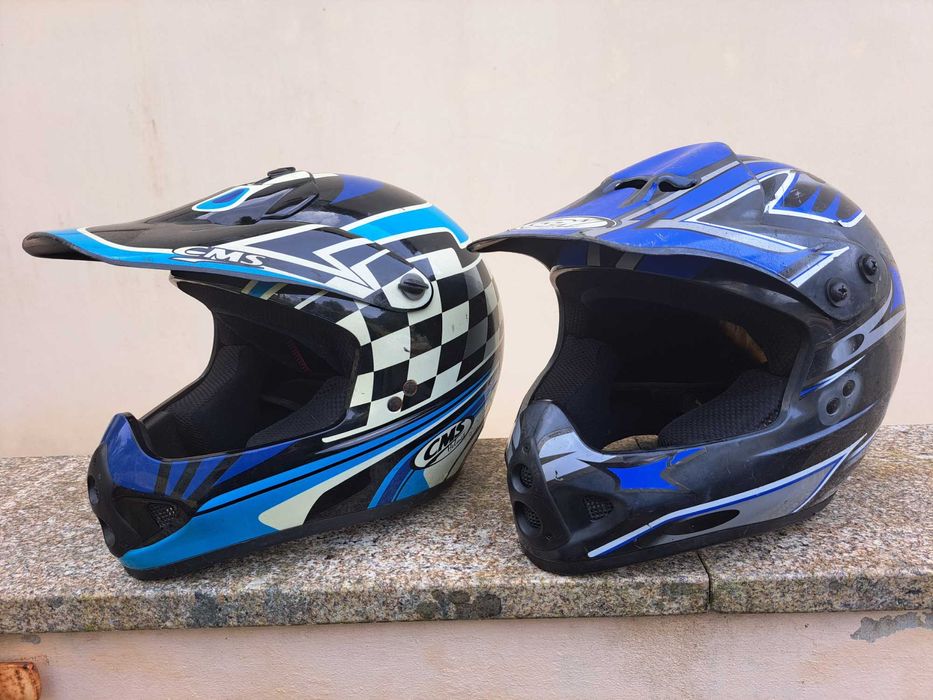 Dois Capacetes Usados