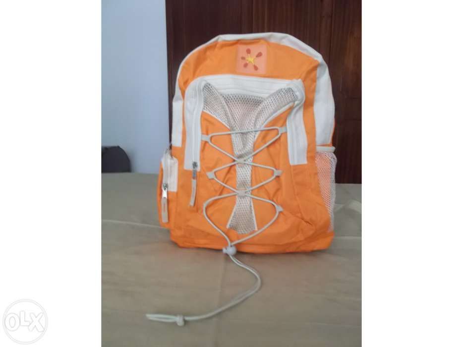 Mochila em tons laranja