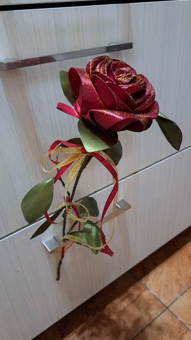 Róża ze wstążki satynowej
