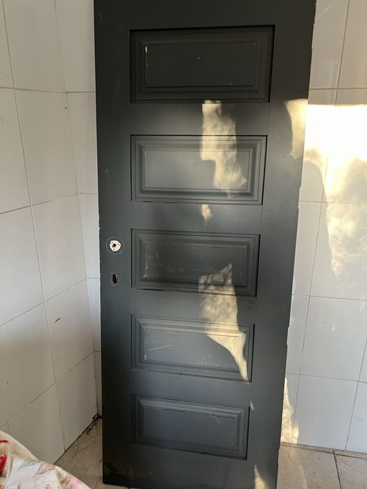 Porta principal de interior.