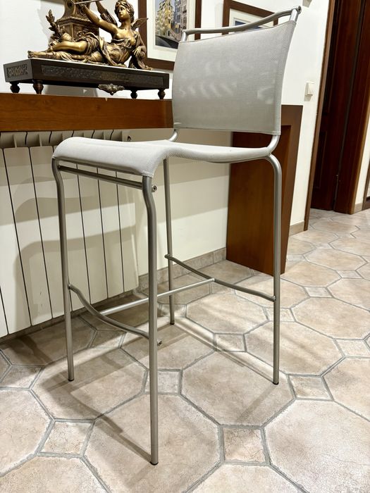 Duas cadeiras altas para sala ou cozinha