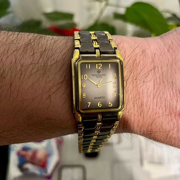 Годинник наручний,кварцовий.