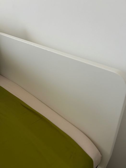 Cama branca e estrado Marca IKEA
