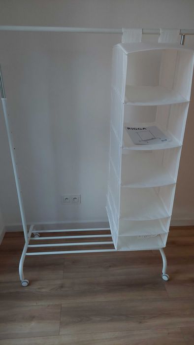 Wieszak Rigga z półkami z Ikei