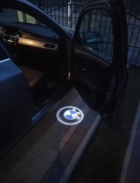 Luzes cortesia porta BMW M Performance | Pinos porta Cromado Carbono