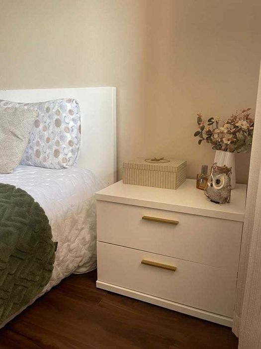 Conjunto cama + duas mesas de cabeceira brancas