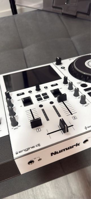 Controladora de Dj Numark mixstream pro go