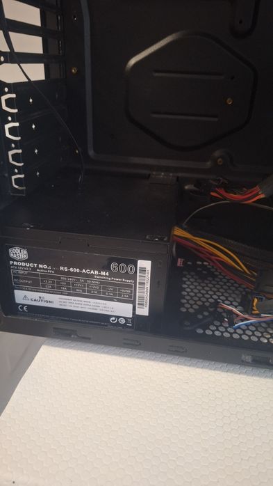 Caixa de computador com fonte e ventoinhas