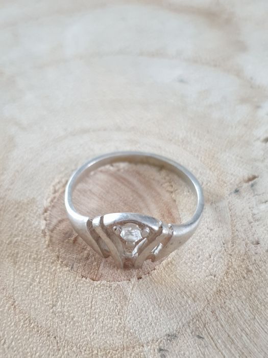 Srebrny pierścionek z cyrkonią