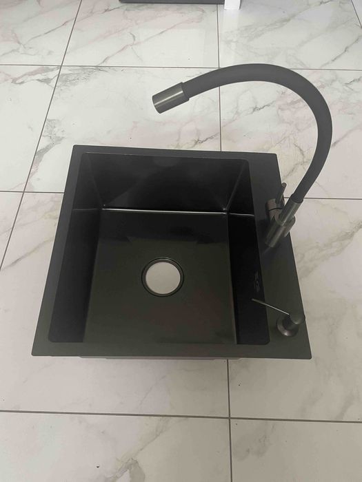 Мойка Lidz 5050 см черная и смеситель для кухни Kraft гибкий, черный.