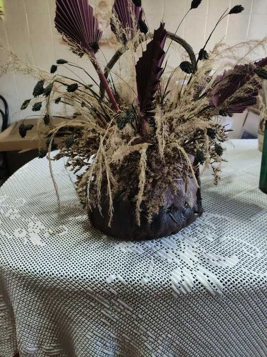 Arranjo flores secas com casca de coco a fazer de vaso