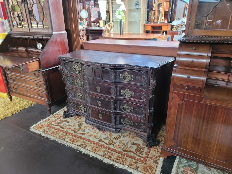 Cómoda antiga - Tem o tampo com partes folheado a saltar