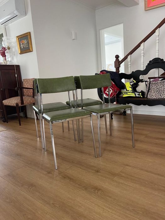 Conjunto de 4 cadeiras vintage em napa verde e estrutura cromada
