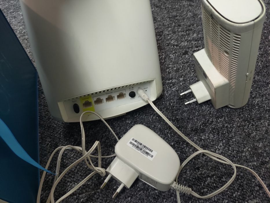 Netgear Orbi RBK30 AC2200 router + satelita wifi mesh.