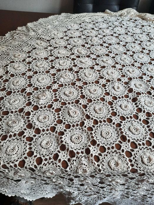 Selling a crocheted tablecloth431195603170109443