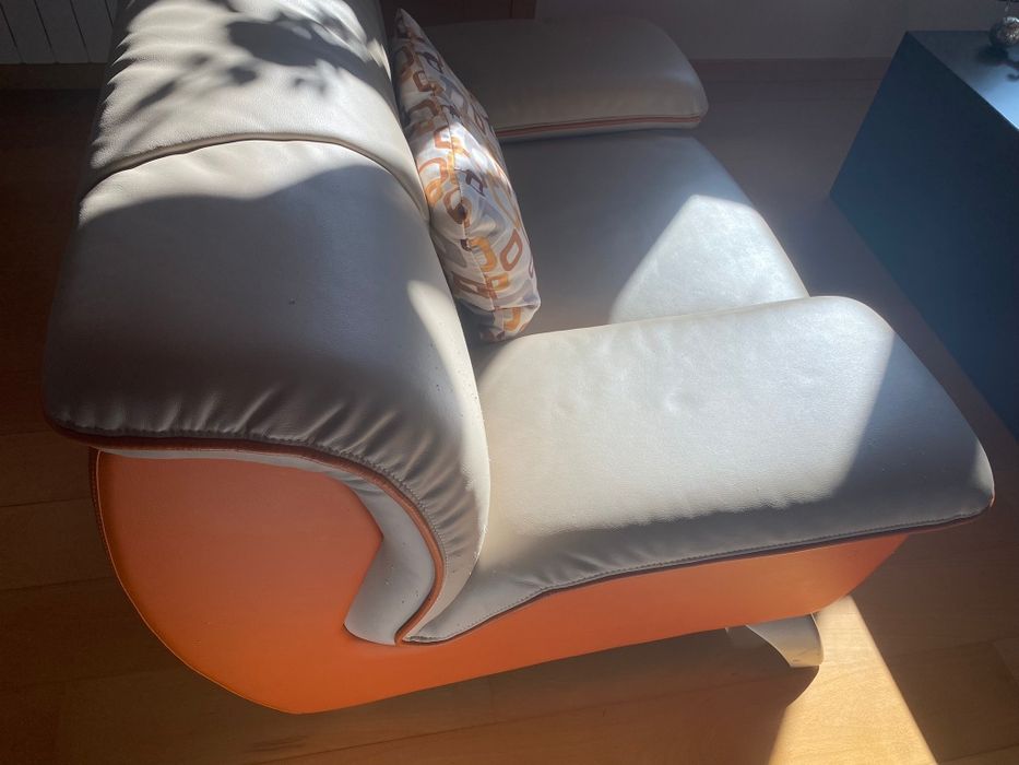 3 Sofás e cadeirões bege e laranja