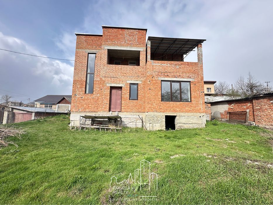 Продам новенький будинок під чистовий ремонт!