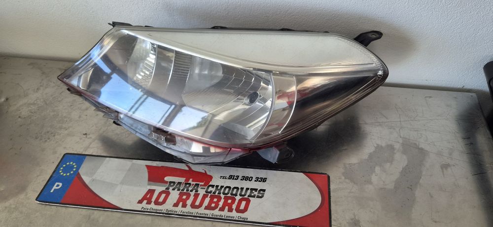 Farol esq toyota yaris p3