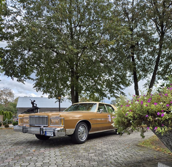 Piękny klasyczny samochód do ślubu