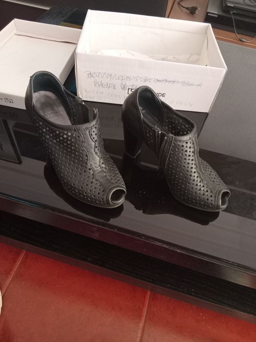Vendo par botins com furo na frente  cor preto,  praticamente novos,  marca seaside
