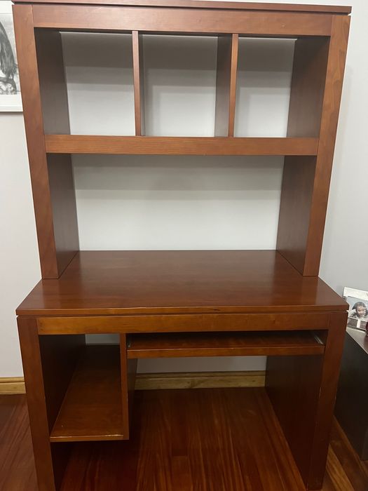 Secretaria com suporte de teclado e pc