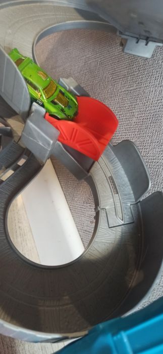 Трек Hot Wheels BGK04 , Безумный спуск из серии Томас и друзья Fish