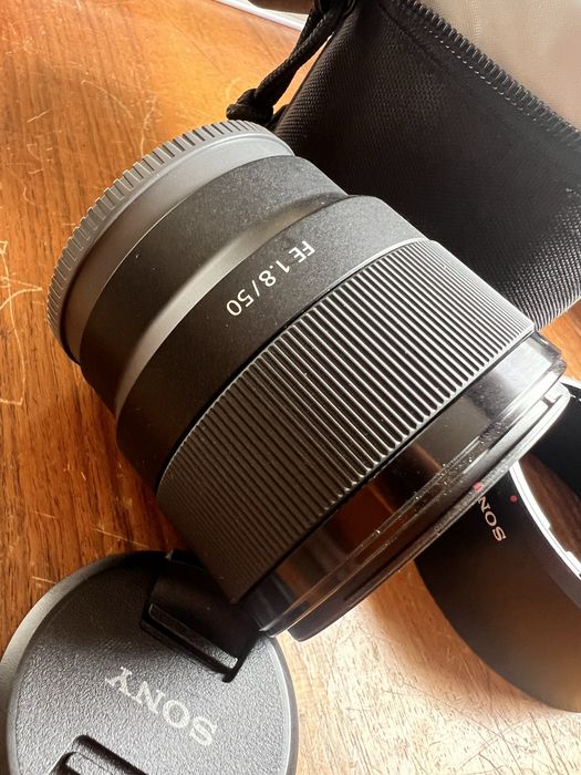 Vendo Sony FE50mm f1.8 como nova. Sem fungos nem manchas. Inclui bolsa da Lowepro tambem nova.