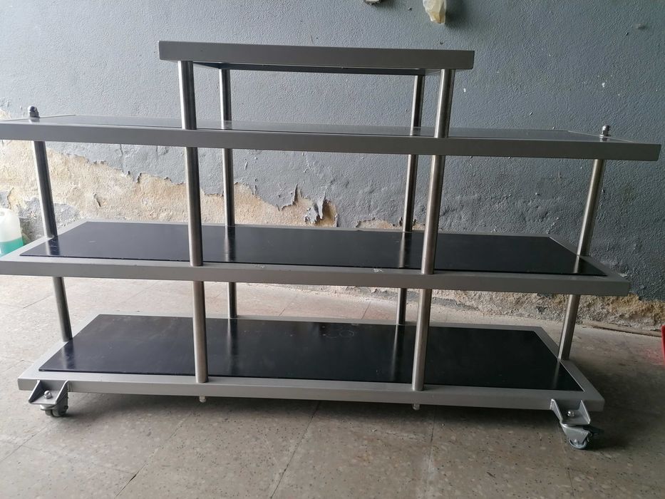 Móvel em aço inoxidável com algumas marcas de uso.