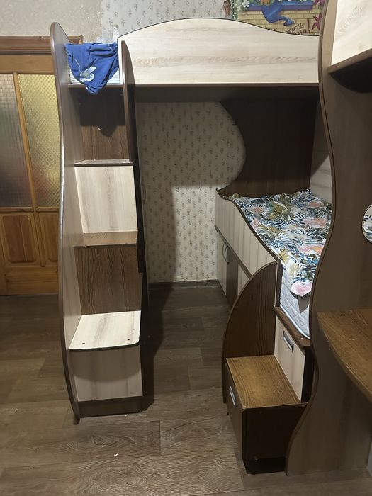 Двухярусные кровати со столом и шкафом