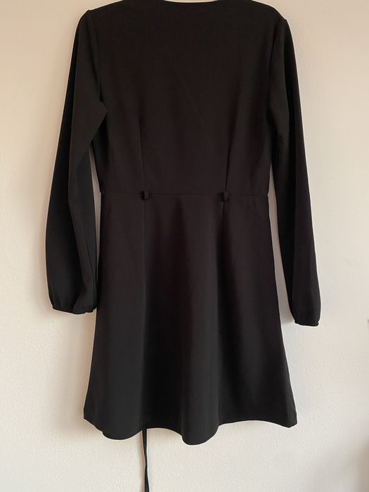 Czarna, elegancka sukienka z długim rękawem, mini kopertowa